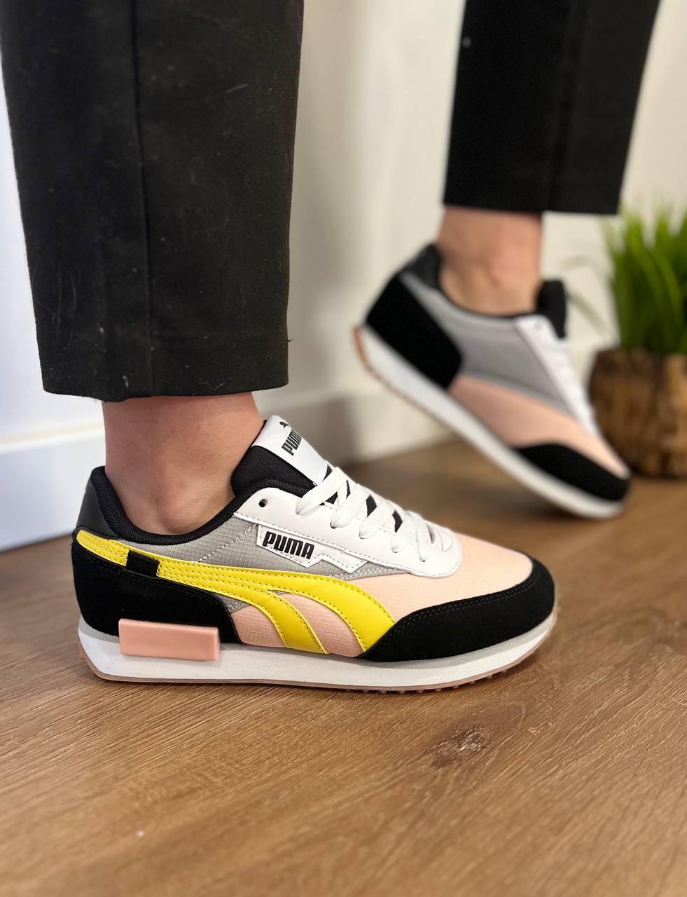 Zapatillas Puma negra logo amarillo