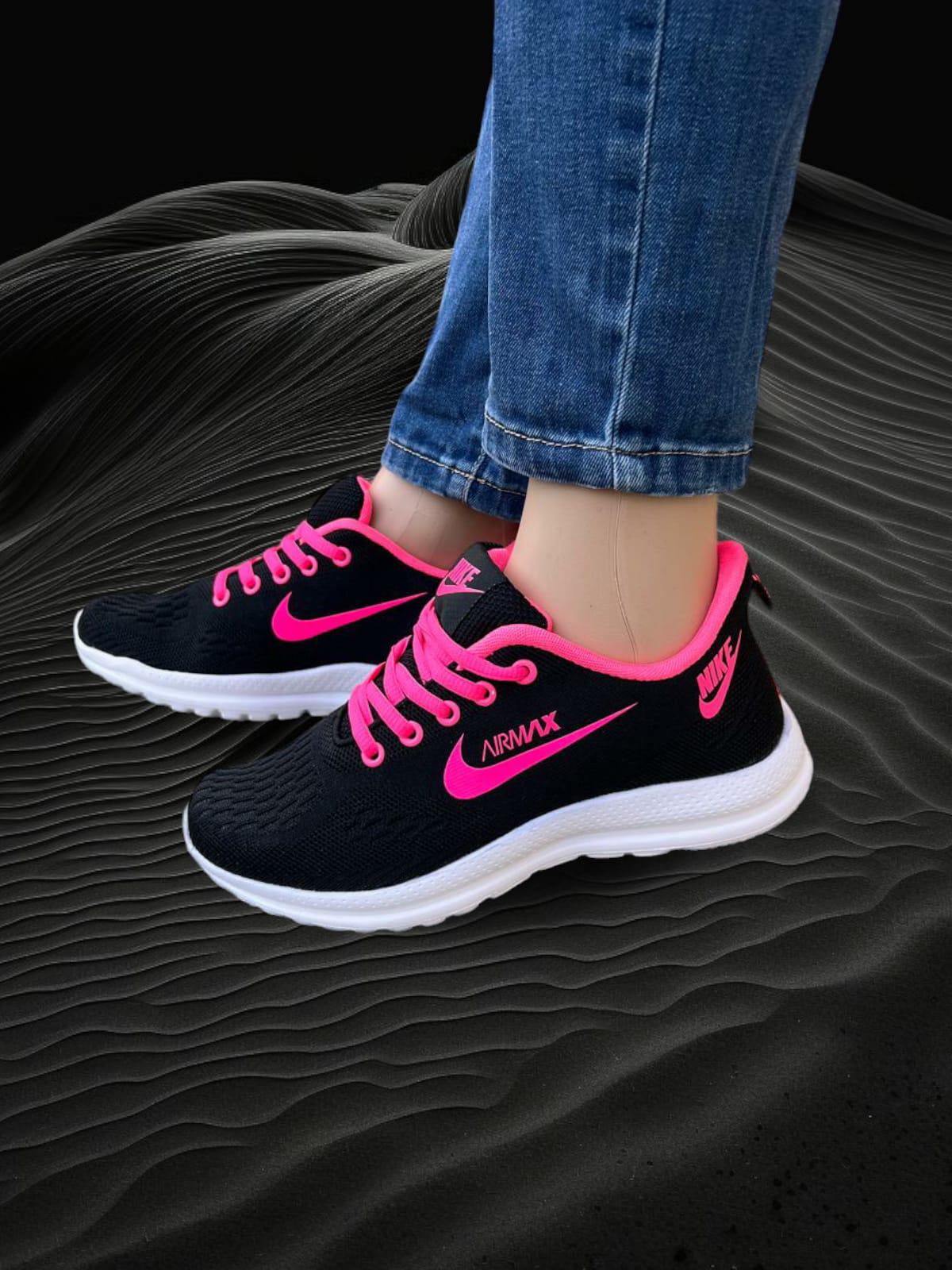 Zapatillas Nike negra con logo rosa