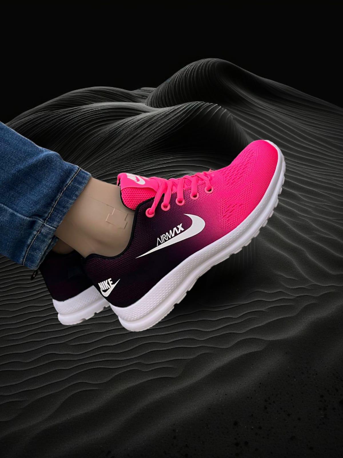 Zapatillas Nike negra y rosa